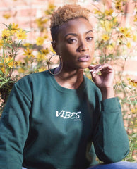 VIBES DON’T LIE CREW NECK SMALL LOGO (WOMEN’S)